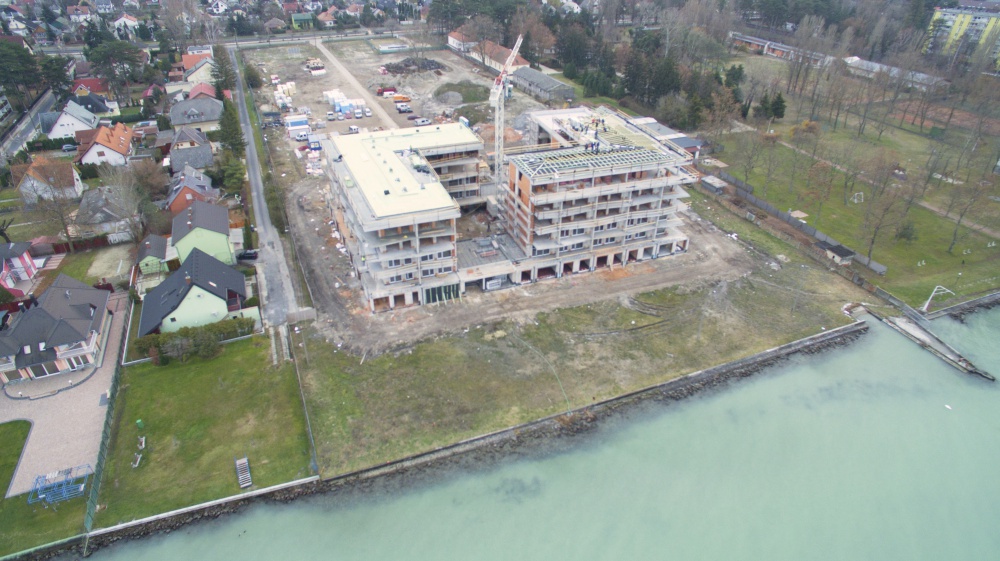 Bekerültek a nyílászárók